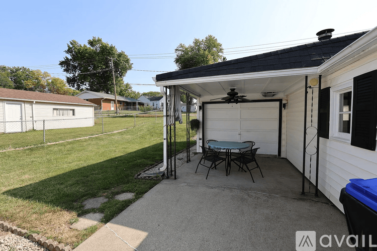 Bloomington House: 907 East Emerson Street