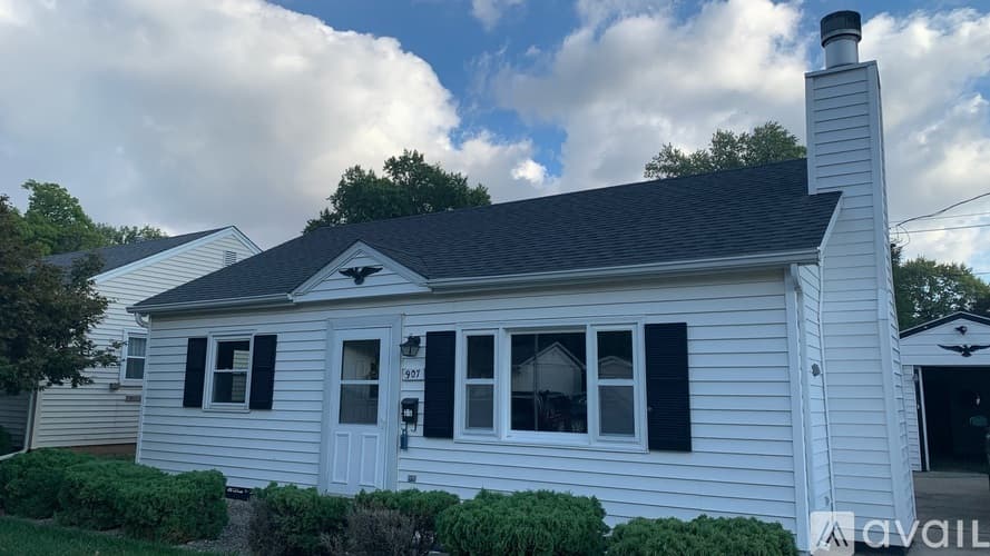 Bloomington House: 907 East Emerson Street