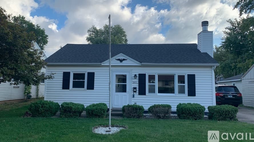 Bloomington House: 907 East Emerson Street