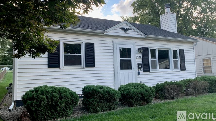 Bloomington House: 907 East Emerson Street