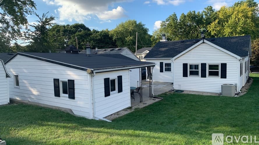 Bloomington House: 907 East Emerson Street
