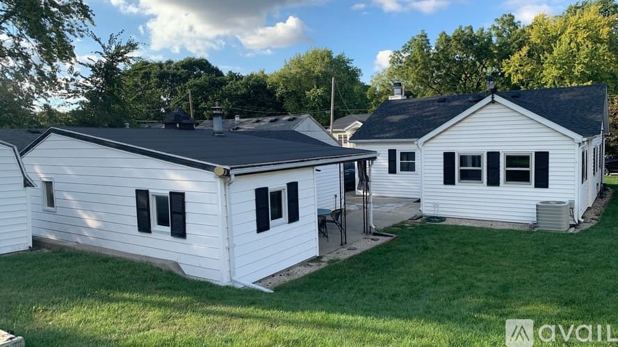 Bloomington House: 907 East Emerson Street