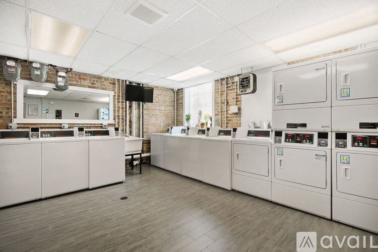 Chicago Apartment: 1104 W Glenlake Ave