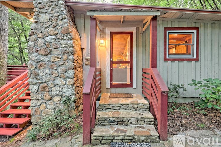 Lakemont House: 6180 Crow Creek Rd
