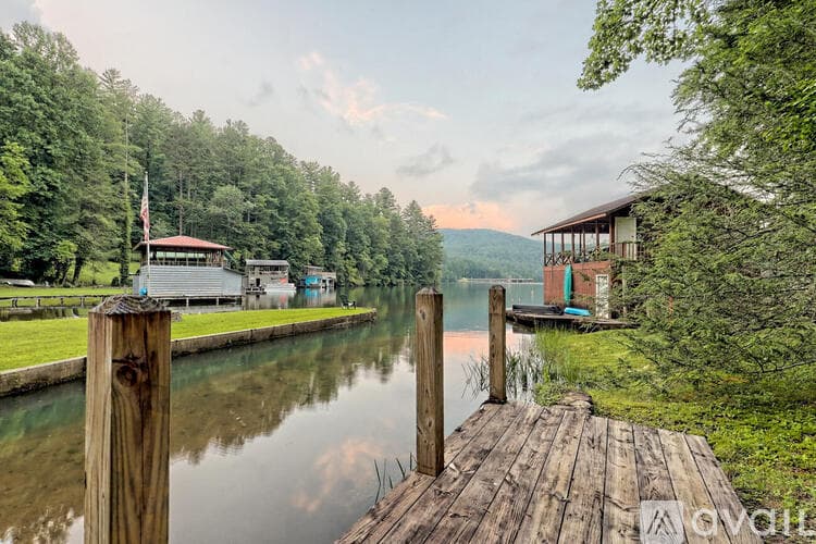 Lakemont House: 6180 Crow Creek Rd