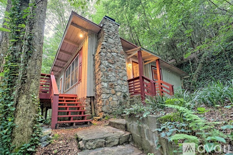 Lakemont House: 6180 Crow Creek Rd