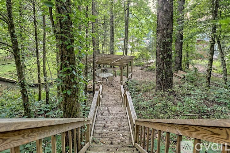 Lakemont House: 6180 Crow Creek Rd