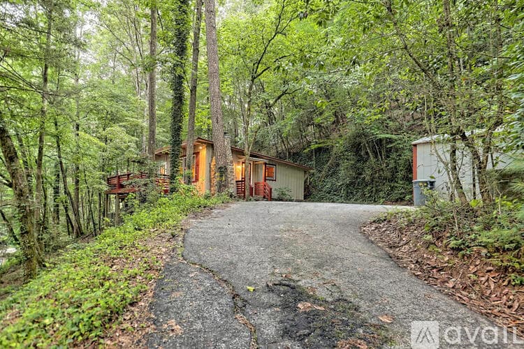 Lakemont House: 6180 Crow Creek Rd