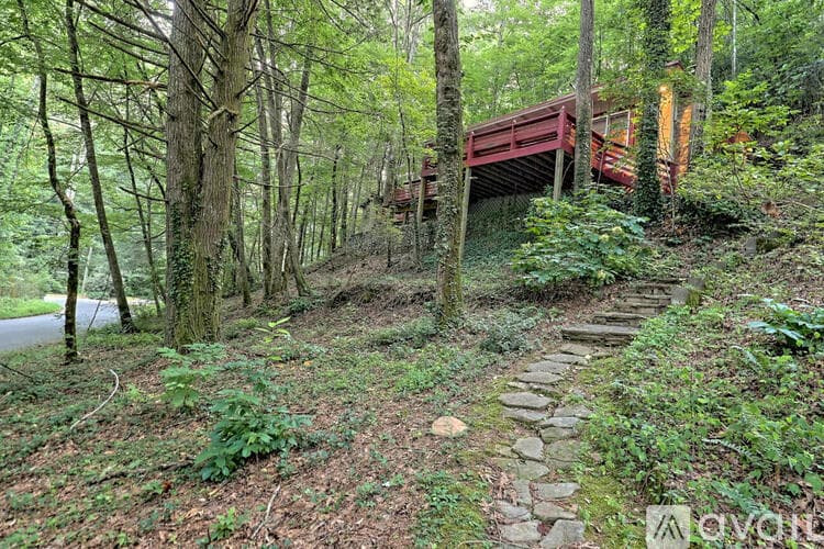 Lakemont House: 6180 Crow Creek Rd