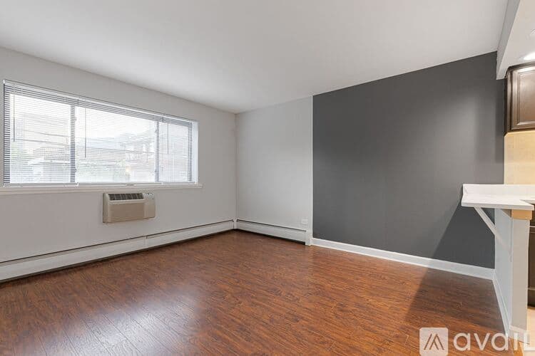 Chicago Apartment: 6758 N Sheridan Rd