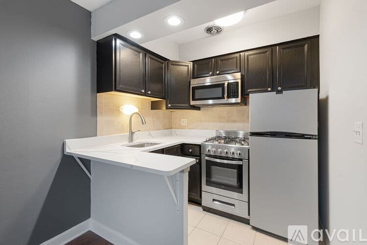 Chicago Apartment: 6758 N Sheridan Rd