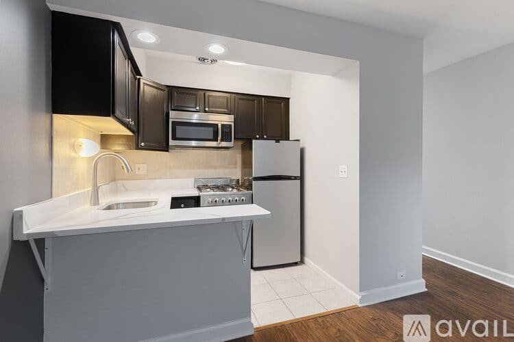 Chicago Apartment: 6758 N Sheridan Rd