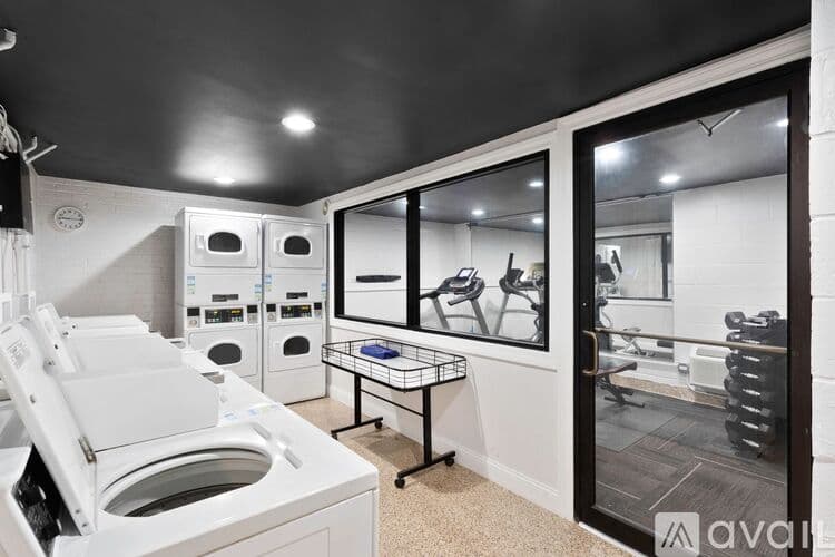 Chicago Apartment: 6758 N Sheridan Rd