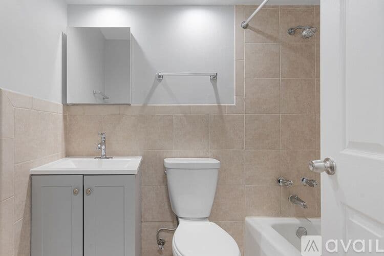 Chicago Apartment: 6758 N Sheridan Rd