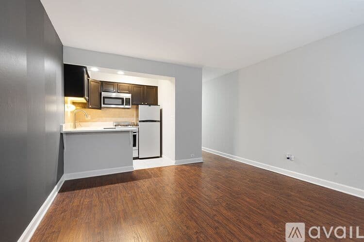 Chicago Apartment: 6758 N Sheridan Rd