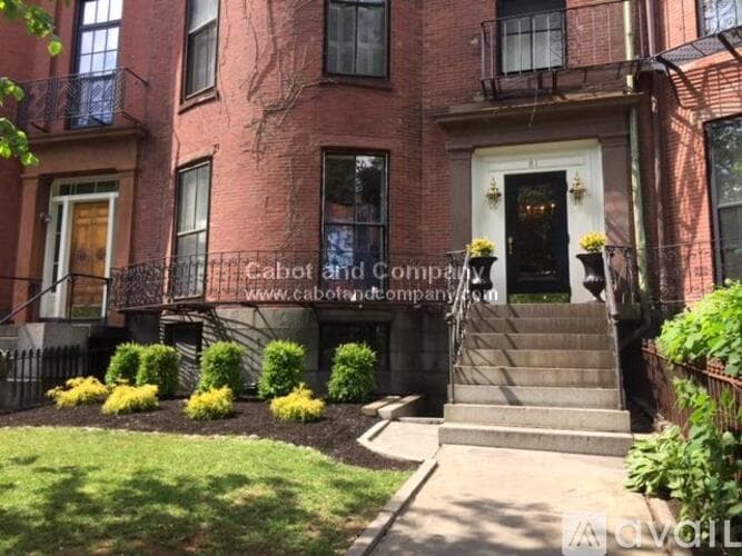 Boston Apartment: 81 Mt Vernon St