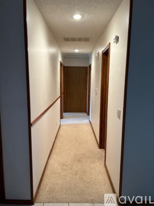 Nixa House: 704 W Briarwood Ln