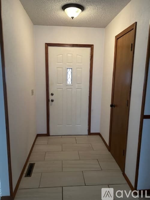 Nixa House: 704 W Briarwood Ln