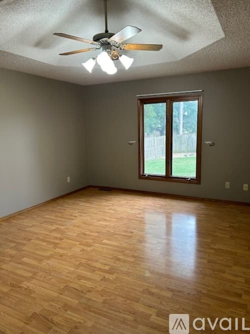 Nixa House: 704 W Briarwood Ln