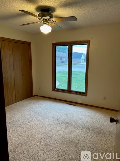 Nixa House: 704 W Briarwood Ln
