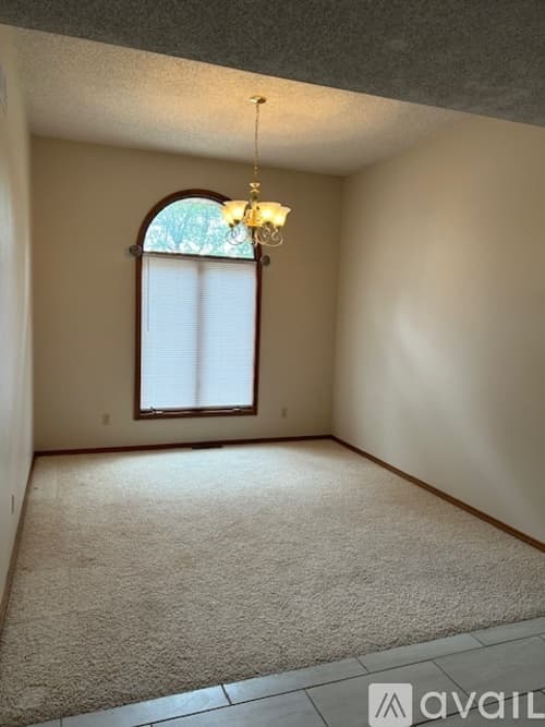 Nixa House: 704 W Briarwood Ln