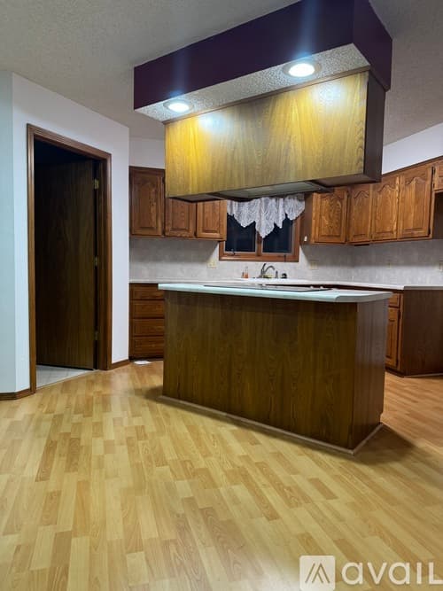 Nixa House: 704 W Briarwood Ln