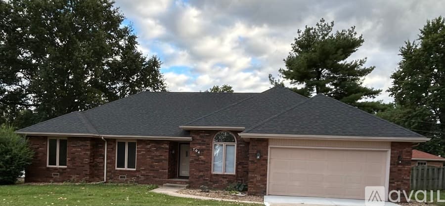 Nixa House: 704 W Briarwood Ln