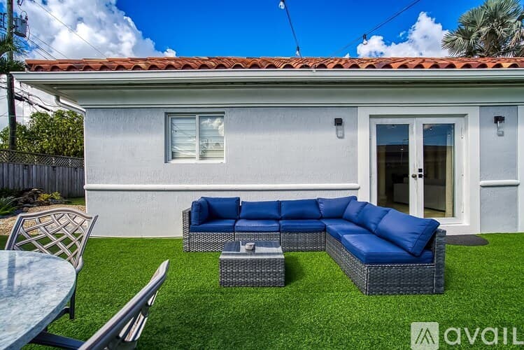 Miami House: 7350 SW 31st St