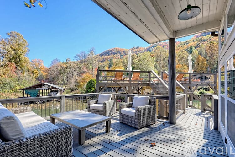 Clayton House: 171 Timpson Cove Rd