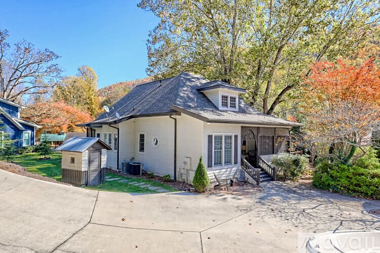 Clayton House: 171 Timpson Cove Rd