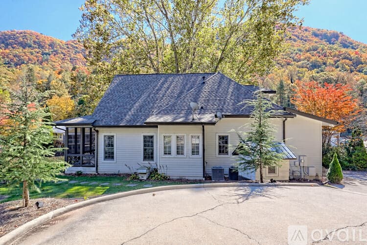 Clayton House: 171 Timpson Cove Rd