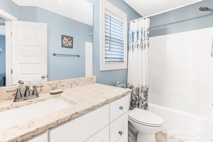 Savannah House: 619 East Henry Street