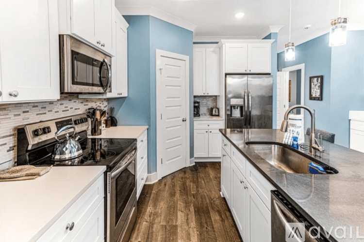Savannah House: 619 East Henry Street