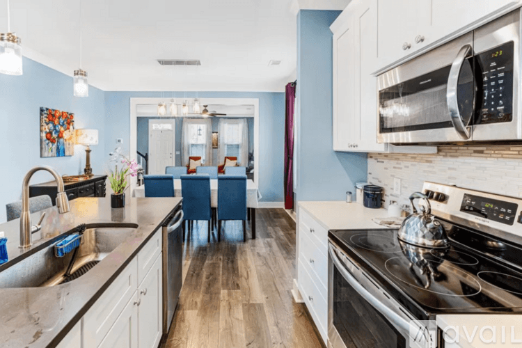Savannah House: 619 East Henry Street