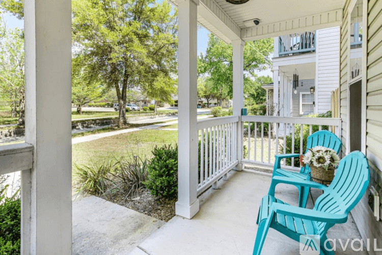 Savannah House: 619 East Henry Street