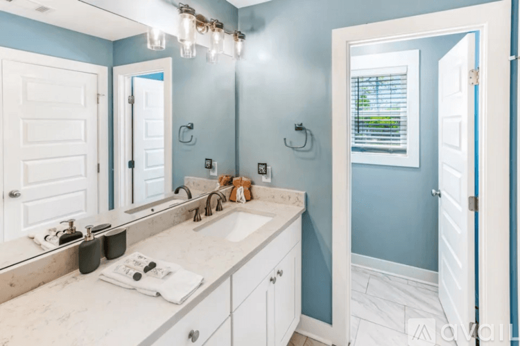 Savannah House: 619 East Henry Street