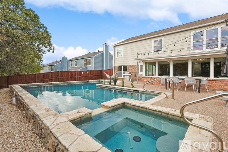 North Richland Hills House: 6872 Greenleaf Dr