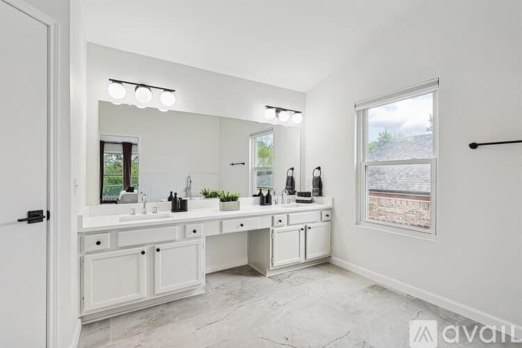 North Richland Hills House: 6872 Greenleaf Dr