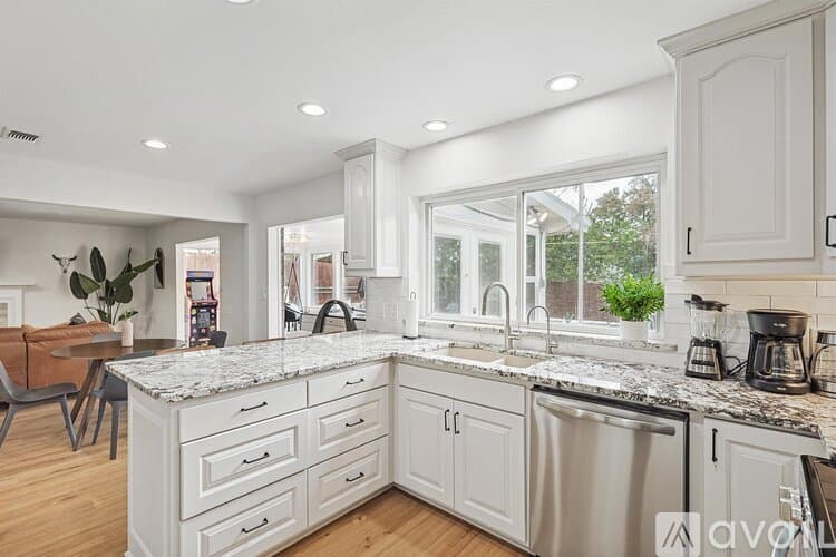 North Richland Hills House: 6872 Greenleaf Dr