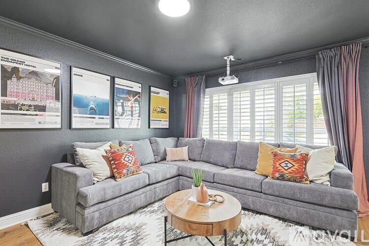 North Richland Hills House: 6872 Greenleaf Dr