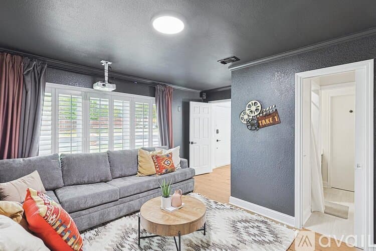 North Richland Hills House: 6872 Greenleaf Dr