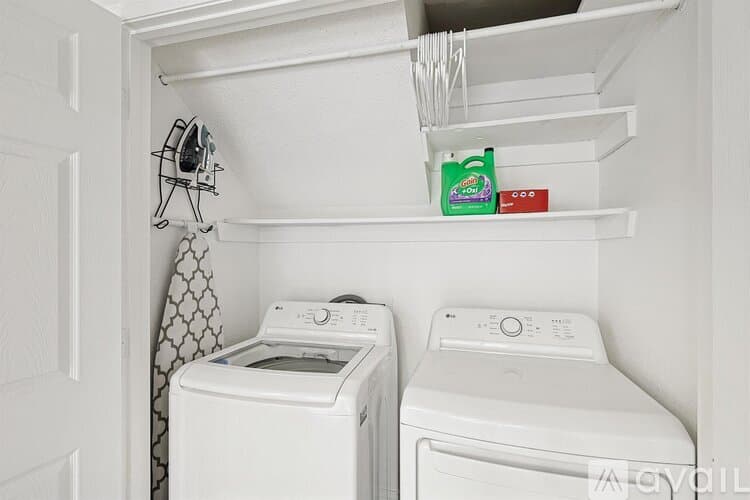 North Richland Hills House: 6872 Greenleaf Dr