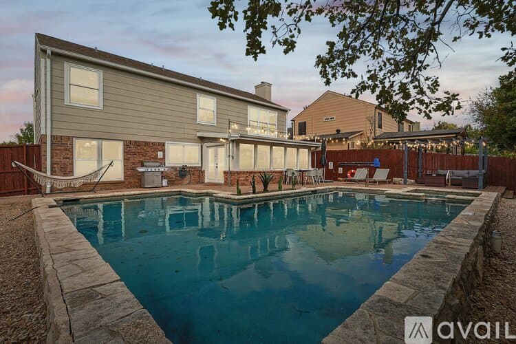 North Richland Hills House: 6872 Greenleaf Dr