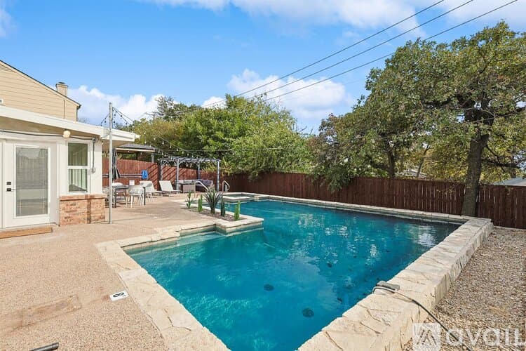 North Richland Hills House: 6872 Greenleaf Dr
