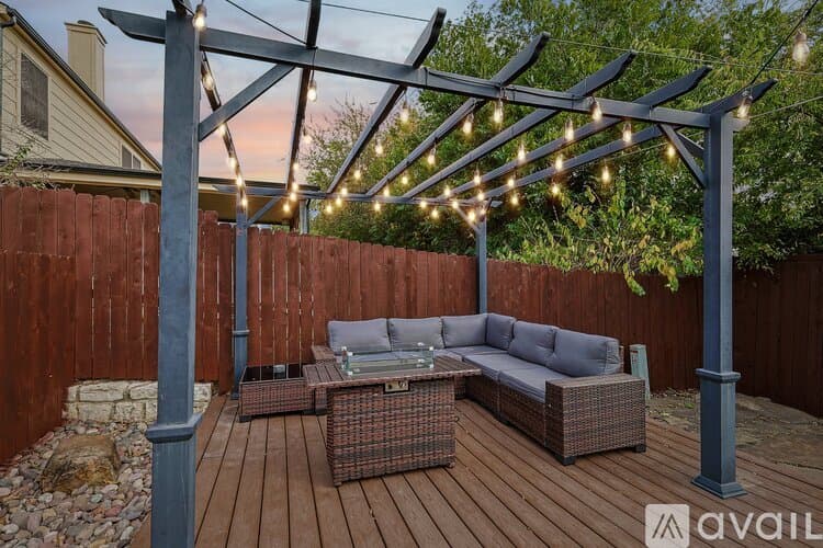North Richland Hills House: 6872 Greenleaf Dr