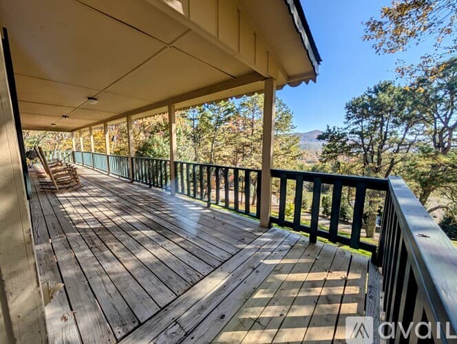Dillard House: 729 Chalet Village Dr