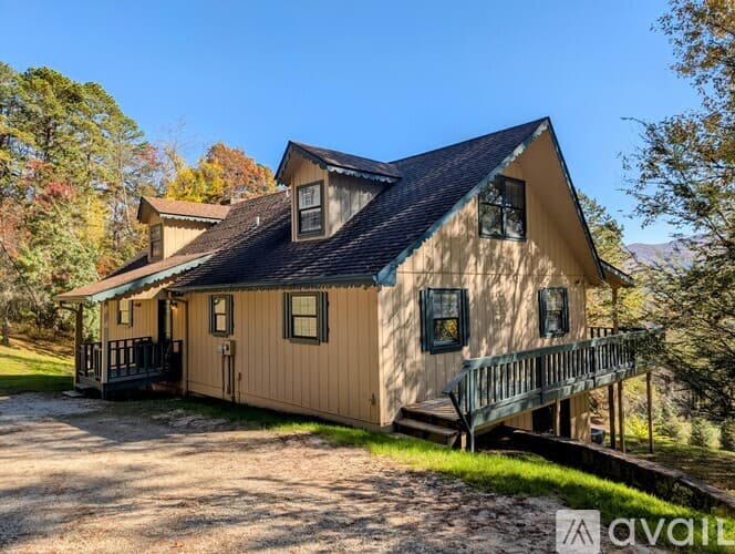 Dillard House: 729 Chalet Village Dr