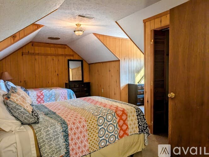 Dillard House: 729 Chalet Village Dr