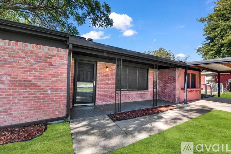 Fort Worth House: 3905 Dakota Trail