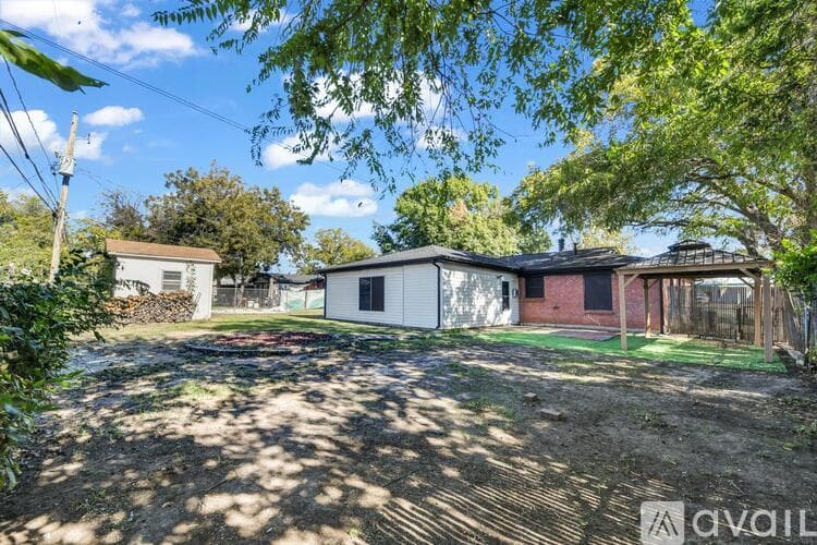 Fort Worth House: 3905 Dakota Trail